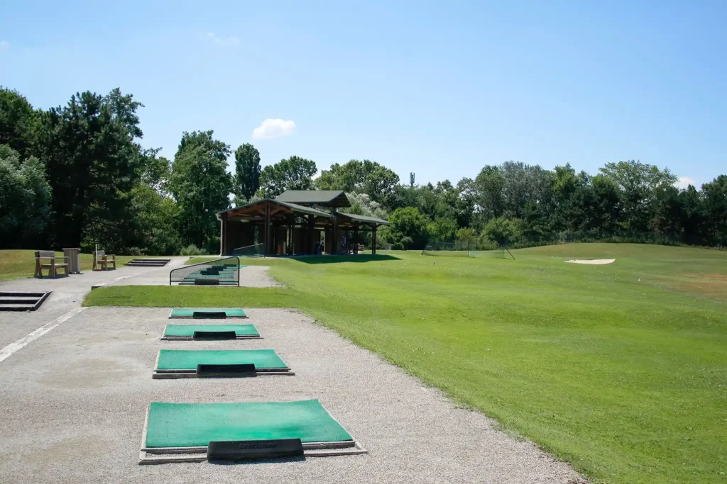 La zone de practice du golf de l'As Grand Parc de Miribel Jonage